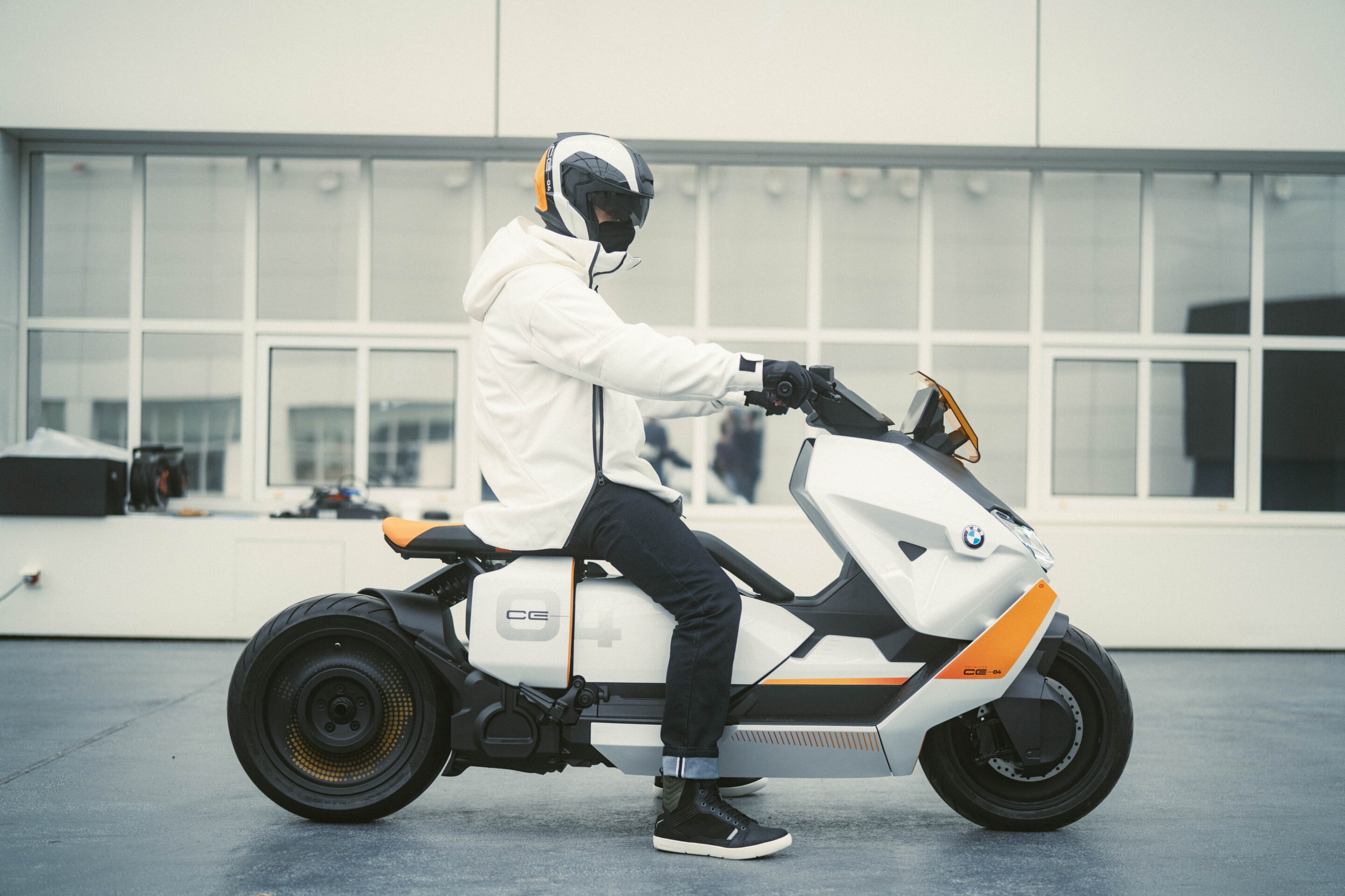 Скутер BMW ce 04